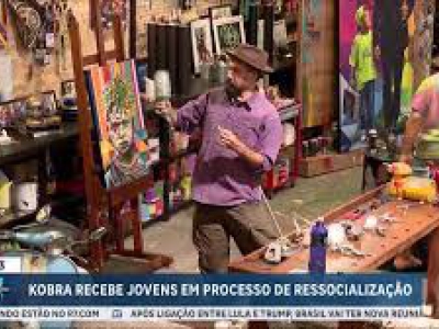 Instituto Kobra recebe jovens para visita guiada ao ateliê de Eduardo Kobra